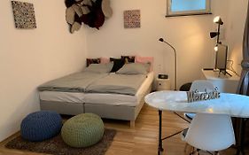 Helle Souterrainwohnung Mit Komfort